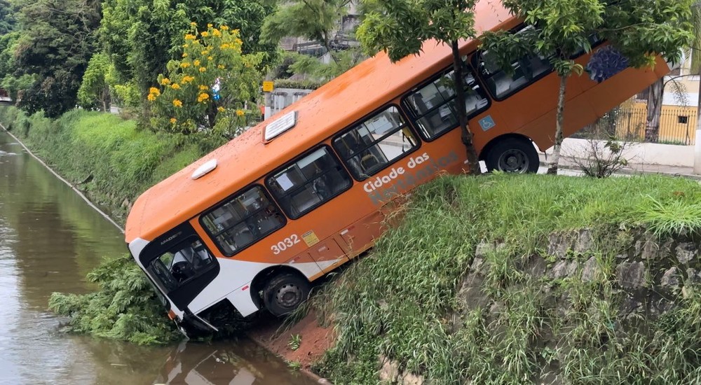 Ônibus perde o controle e cai dentro de rio em Petrópolis, mobilizando equipes de resgate na madrugada